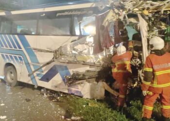 KEADAAN kemalangan membabitkan sebuah bas dan sebuah kereta di Kilometer 285.3 Lebuhraya Utara Selatan (arah utara), dekat Nilai, Seremban. - IHSAN BOMBA