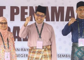 MOHAMAD Rafie Ab. Malek (tengah) akan disaingi Tengku Zamrah Tengku Sulaiman (kiri) dan Muhammad Ghazali Zainal Abidin (kanan) selepas diumumkan sebagai calon DUN Ampangan pada PRN kali ini. - UTUSAN/ NOR SHAFAWATI YUP