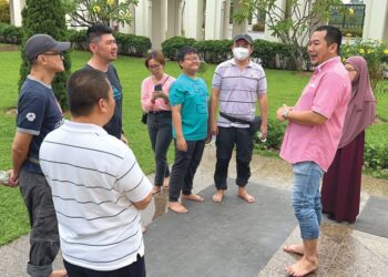 MUHAMMAD Shafiq Lee (kanan) memberi penerangan kepada pelancong luar yang menyertai program Mosque Tour Sendayan 2023 di Masjid Sri Sendayan, Seremban.-UTUSAN/ZAKKINA WATI AHMAD TARMIZI.
