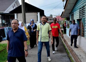 Mohd. Najib Mohd, Isa (tengah) ditemani bapanya (depan) berjumpa dengan pengundi Dewan Undangan Negeri (DUN) Bagan Pinang menjelang pilhan raya negeri 12 Ogos ini.