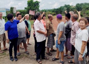 PENDUDUK menunjukkan pintu masuk lokasi operasi tempat pembiakan ulat Hermetia Illucens yang dekat dengan rumah penduduk ketika ditemui di Kampung Baru Geduk Tambahan, Tampin. - UTUSAN/NOR AINNA HAMZAH