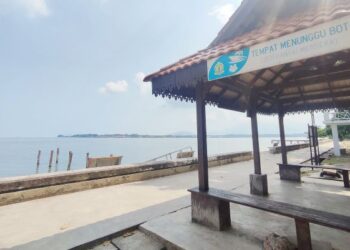 SUASANA tempat menunggu bot penambang untuk ke Tanjung Dawai, Merbok yang sunyi tanpa kehadiran pengunjung di Pantai Merdeka, Kota Kuala Muda di Sungai Petani. - UTUSAN/NUR SYAZWANA MANSOR