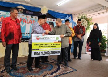 MOHD Na’im Mokhtar (dua dari kiri) menyampaikan replika cek sumbangan Bayt Al-Rarman semasa Karnival Al-Falah 2023 di Sekolah Menengah Kebangsaan Kampung Laut, Tumpat, Kelantan.UTUSAN/KAMARUL BISMI KAMARUZAMAN