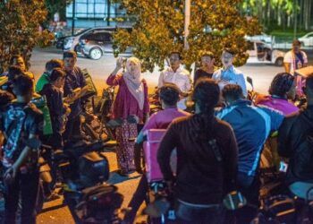 NURUL Izzah Anwar bertemu sekumpulan penghantar makanan di Permatang Pauh, Pulau Pinang.