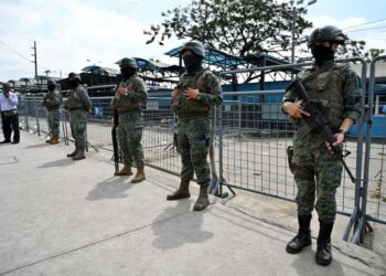 TENTERA mengawal luar bangunan penjara Guayas 1 di Guayaquil, Ecuador. - AFP