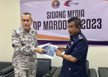 HAMID Mohd. Amin (kiri) dan Wan Muhammad Aznan Abdullah (kanan) menunjukkan lokasi sektor utama Op Mardof di Pejabat Maritim Malaysia Negeri Terengganu di Kuala Terengganu, hari ini. - UTUSAN/TENGKU DANISH BAHRI TENGKU YUSOFF