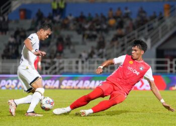 Penyerang Terengganu, Adisak Kraisorn cuba melepasi kawalan pertahan PDRM FC dalam aksi Liga Super, malam tadi.-IHSAN PDRM FC
