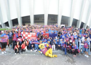 GELAGAT penyokong  yang menyaksikan perlawanan akhir Piala FA antara JDT dan KL City di Stadium Sultan Ibrahim, Iskandar Puteri hari ini. - UTUSAN/RAJA JAAFAR ALI