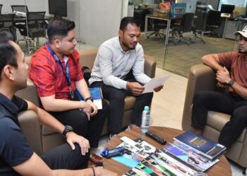 Nurshamil Abd. Ghani (kanan) bertemu pengurusan tertinggi PFAM semalam untuk membincangkan masalah kontrak dan gaji yang melanda dirinya dengan Kelantan FC.