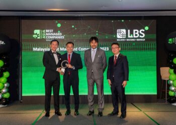 PENGARAH Urusan dan Ketua Pegawai Eksekutif LBS, Datuk Wira Joey Lim Hock Guan (kiri) menerima Anugerah ‘Deloitte Syarikat Pengurusan Terbaik Malaysia 2023’ daripada Ketua Pegawai Eksekutif Deloitte Malaysia,  Yee Wing Peng (dua dari kiri) disaksikan oleh Ketua Program Pengurusan Syarikat Terbaik SEA, Michael Tsia (kanan) dan Pengerusi Taliworks Corporation Berhad, YAM Tunku Ali Redhauddin (dua dari kanan).