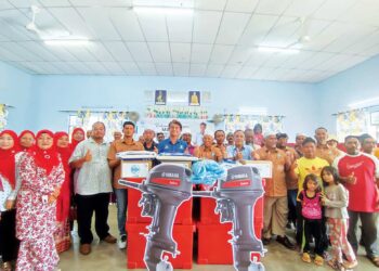 MUHAMMAD Faiz Fadzil (tengah) bersama nelayan Kuala Muda selepas menyampaikan sumbangan bantuan kotak makanan dan peralatan nelayan di Majlis Rahmah Mesra Madani Libat Urus Pengerusi LKIM bersama Nelayan Negeri Kedah di Dewan KEDA, Kampung Tepi Sungai, Kota Kuala Muda di Sungai Petani.