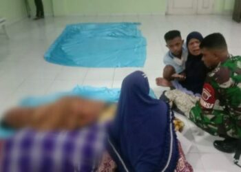 AHLI keluarga mengenal pasti mayat mangsa yang terkorban dalam insiden feri karam di Kendari. - AGENSI