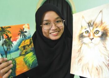 NUR Alia Maisarah Abdullah menunjukkan antara lukisan yang dihasilkan di Kampung Kubang Perun, Chuping, Perlis, semalam.- UTUSAN/IZLIZAN OTHMAN