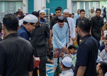 ANWAR Ibrahim bersalaman bersama para jemaah ketika hadir bagi menunaikan solat Jumaat di Masjid Al-Khairiyah, Taman Sri Gombak di sini, hari ini.-UTUSAN/ FARIZ RUSADIO