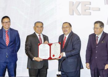 ABDUL Ghani Salleh (dua dari kanan) menyerahkan watikah pelantikan Pegawai Pengurus Pilihan Raya Kecil Kuala Terengganu kepada Timbalan Setiausaha Kerajaan Negeri, Datuk Anuar Awang di Putrajaya, semalam.
