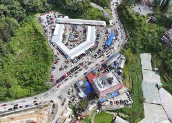 KEADAAN kesesakan trafik di Cameron Highlands semasa cuti Aidiladha dan hujung minggu kelmarin. – UTUSAN/IHSAN REACH
