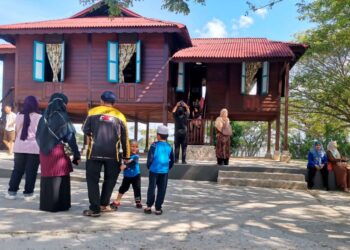 ORANG ramai yang mengunjungi Rumah Lat di Batu Gajah. - UTUSAN/AIN SAFRE BIDIN