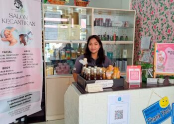 TEH Jaafar di kedai perniagaan salon dan kecantikan yang diusahakannya di One Stop Centre Bawong di Sungai Siput,Perak. - UTUSAN/SAYED HESHAM IDRIS