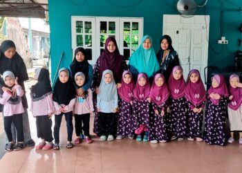 PIHAK pengurusan Pertubuhan Rumah Amal Haruman Kasih bersama sebahagian daripada kanak-kanak di pusat berkenaan. - UTUSAN/AIN SAFRE BIDIN