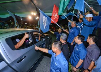 MUHYIDDIN Yassin ketika melancarkan Jentera Pilihan Raya PN Negeri Sembilan di Sikamat, Seremban malam semalam.-UTUSAN/MOHD. SHAHJEHAN MAAMIN.