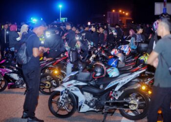 SEBAHAGIAN penunggang motosikal yang ditahan dan diperiksa dalam Op Bersepadu Samseng Jalanan di Lebuhraya Seremban-Port Dickson (SPDH) di Port Dickson yang bermula semalam dan berakhir awal pagi tadi-UTUSAN/MOHD. SHAHJEHAN MAAMIN.