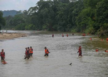 PASUKAN penyelamat menjalankan operasi mencari dan menyelamat seorang lagi mangsa tragedi kepala air Jeram Mawar, Air Putih. - UTUSAN/PUQTRA HAIRRY