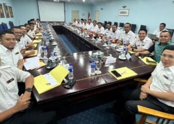 NOOR Azleen Ambros (duduk, kanan) mempengerusikan Mesyuarat Pergerakan Pemuda UMNO Johor di Bangunan UMNO Johor, hari ini.