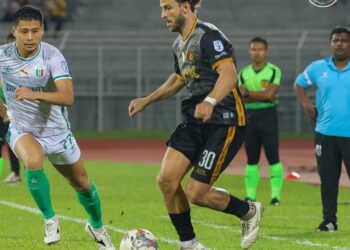 PENYERANG Perak FC, Luka Milunovic cuba melepasi kawalan pertahanan Kuching City dalam aksi Liga Super, malam ini.-IHSAN PERAK FC