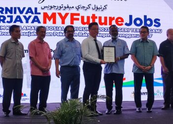 V. Sivakumar (lima dari kiri) menyampaikan sijil penghargaan kepada majikan yang menyertai Karnival Kerjaya MyFutureJobs di Kuala Terengganu, hari ini. - UTUSAN/KAMALIZA KAMARUDDIN