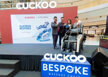 KERJASAMA strategik CUCKOO International (MAL) Sdn Bhd dengan OGAWA Malaysia melihat pelancaran ciptaan kerjasama inovatif, iaitu Kerusi Urut CUCKOO BESPOKE, yang mewakili sinergi kepakaran terkemuka industri kedua-dua jenama untuk memberi inspirasi kepada orang ramai untuk menjalani kehidupan yang lebih sihat dan menerapkan kesejahteraan ke dalam isi rumah secara lebih mudah.
(Dari kiri) Ketua Pegawai Operasi CUCKOO International, En. Toh Seng Lee; Pengasas dan Ketua Pegawai Eksekutif CUCKOO International, En. KC Hoe (Hoe Kian Choon); Pengarah Eksekutif dan Ketua Pegawai Eksekutif OGAWA Malaysia, Datuk Lim Mee Ling; dan
Penolong Pengarah OGAWA Malaysia, En. Leong Boon Hong.