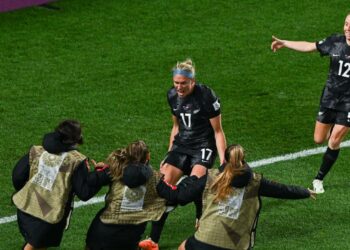 PEMAIN New Zealand meraikan jaringan Hannah Wilkinson (tengah) ketika menentang Norway pada aksi pembukaan Piala Dunia Wanita di Eden Park, Auckland hari ini. - AFP