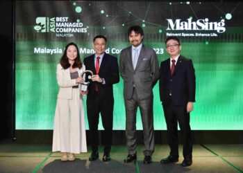 PENGARAH Strategi dan Operasi Kumpulan Mah Sing, Rachel Leong menerima anugerah Best Managed Companies 2023 daripada Ketua Pegawai Eksekutif Deloitte Malaysia, Yee Wing Ping sambil disaksikan Pengerusi Taliworks, YAM Tunku Ali Redhauddin dan Ketua Pengurus Syarikat Terbaik Asia Tenggara Deloitte, Michael Tsia.