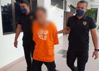ANGGOTA polis membawa suspek warga emas lelaki untuk mendapatkan perintah tahanan reman bagi membantu siasatan kes mendatangkan kecederaan terhadap polis di Mahkamah Kulim. -UTUSAN/AZAHAR HASHIM
