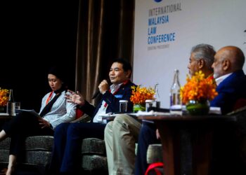 RAFIZI Ramli mengambil bahagian dalam forum  sempena Persidangan Undang-Undang Antarabangsa Malaysia di Kuala Lumpur, semalam. – UTUSAN/SHIDDIEQIIN ZON
