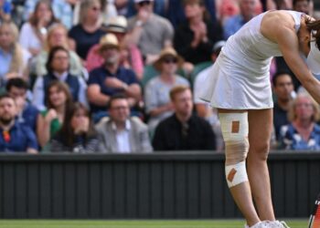 ALIZE Cornet menahan sakit lutut ketika menentang Elena Rybakina pada pusingan kedua Wimbledon di London semalam. - AFP