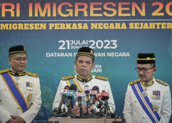 SAIFUDDIN Nasution Ismail bercakap pada sidang akhbar selepas Sambutan Hari Imigresen 2023 di Dataran Pahlawan PUTRAJAYA. - UTUSAN/FAIZ ALIF ZUBIR
