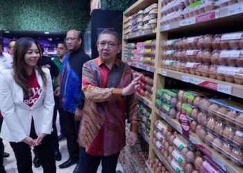 SALAHUDDIN Ayub (kanan) meninjau bekalan telur selepas melancaran Inisiatif Payung Rahmah bersama Jaya Grocer dan Grab Malaysia di Jaya Grocer  KL East Mall, Kuala Lumpur, hari ini. - UTUSAN/FAUZI BAHARUDDIN