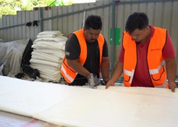 NUR Shafiq Ramli (kiri) dan adiknya, Muhammad Sofi Ramli yang baru diupah sedang menghadiri latihan di tapak sebagai persiapan awal sebelum kerja tambakan bermula.