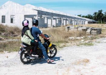 Antara pembeli projek perumahan Selangorku meninjau kediaman mereka yang tertangguh sejak tiga tahun lalu di Morib, Banting. – MINGGUAN/AFIQ RAZALI