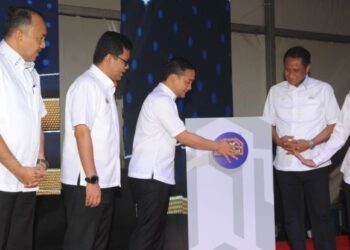 ONN Hafiz Ghazi melakukan gimik perasmian sambil diperhatikan Akmal Nasrullah Nasir (dua dari kiri) dan Mohd. Jafni Md. Syukor (kiri) sempena Majlis Pelancaran JPEX Johor Property Expo 2023 di Angsana Johor Bahru Mall, Johor Bahru, hari ini. - UTUSAN/RAJA JAAFAR ALI