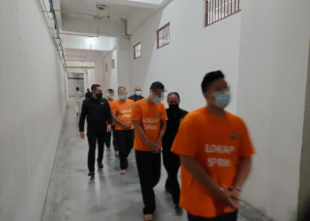 SUSPEK direman bagi membantu siasatan berhubung dakwaan tuntutan palsu dan rasuah melibatkan pembekalan peralatan senjata. - GAMBAR HIASAN