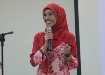 SRI RAHAYU Tajuddin berucap dalam majlis perasmian program keusahawanan anjuran bersama Mara dan Usahanita Negeri Perak di Pasir Salak, baru-baru ini.