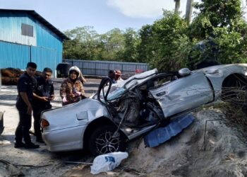 KEADAAN kereta yang terbabas menyebabkan sepasang suami isteri  maut dalam kejadian di Kilometer 3.5, Jalan Gopeng-Kota Bharu di Gopeng hari ini. - UTUSAN/IHSAN JBPM