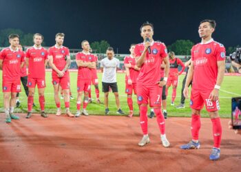 Baddrol Bakhtiar memberi ucapan pendek kepada penyokong selepas membuat keputusan meninggalkan Sabah selepas tamat perlawanan menentang Sri Pahang di Stadium Likas, Kota Kinabalu kelmarin.- IHSAN SABAH FC