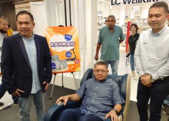 SALAHUDDIN Ayub (duduk) mencuba kerusi urut yang dijual pada harga Rahmah iaitu RM1,999 dalam majlis pelancarannya di Paradigm Mall, Johor Bahru, hari ini.