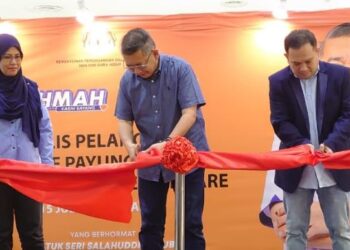 SALAHUDDIN Ayub (tengah) menyempurnakan gimik pelancaran Inisiatif Payung Rahmah Bersama Zero Healthcare di Paradigm Mall, Johor Bahru, hari ini.
