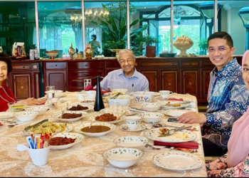 MOHAMED Azmin Ali (dua dari kanan) bertemu dengan Dr. Mahathir sempena Hari Raya Aidiladha baru-baru ini. -GAMBAR INSTAGRAM