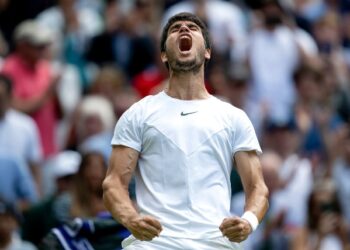 CARLOS Alcaraz meraikan kejayaan mara ke separuh akhir Wimbledon.