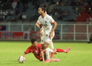 CORBIN Ong tenang mengawal benteng JDT pada aksi Liga Super menentang Kelantan FC di Stadium Sultan Muhammad IV, Kota Bharu, Kelantan-UTUSAN/KAMARUL BISMI KAMARUZAMAN