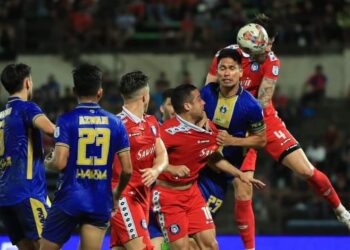 PEMAIN Sabah FC (jersi merah) bersaing dengan pertahanan Sri Pahang dalam aksi Liga Super di Stadium Likas malam ini.  - IHSAN SRI PAHANG